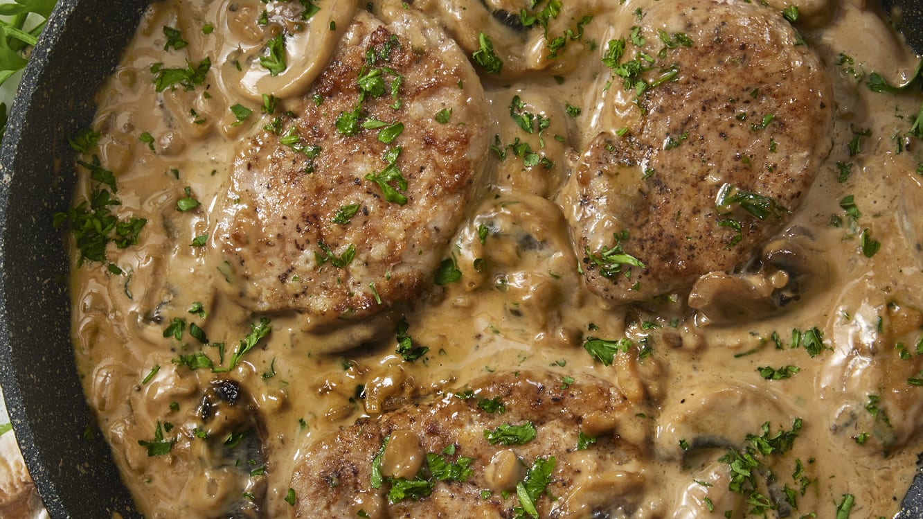 Fläskfilégryta med champinjoner i en svart panna.