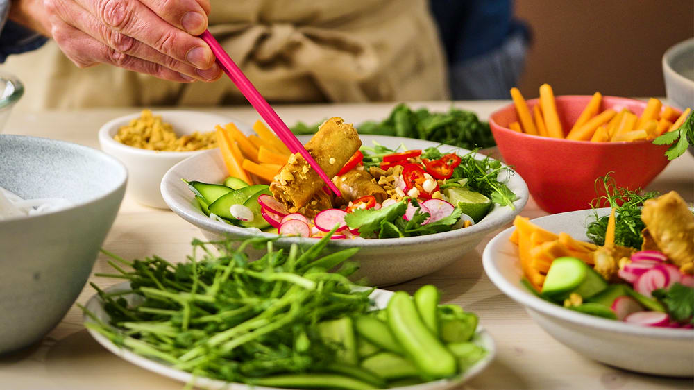 Nudelbowl med vårrullar