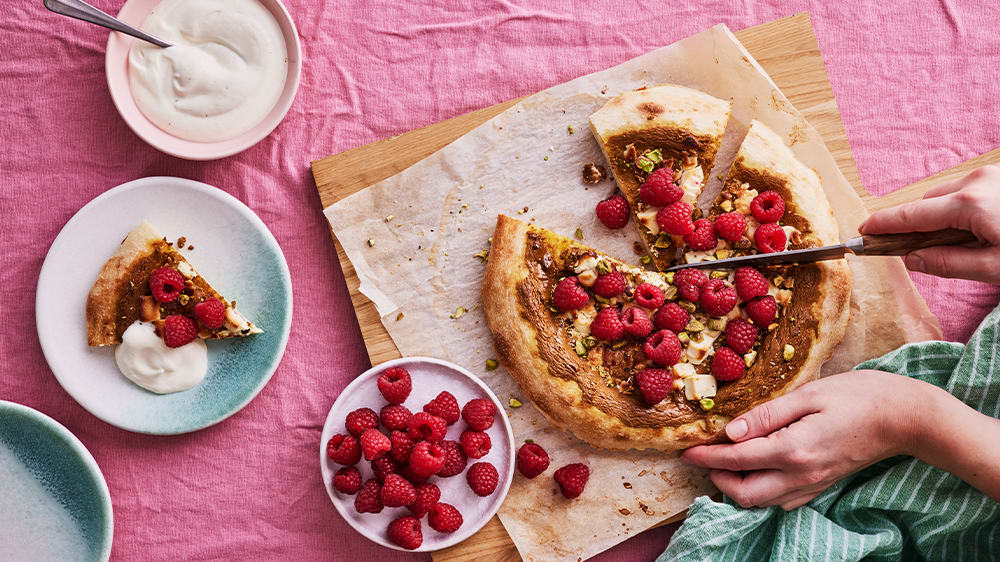 Efterrättspizza med vit choklad, hallon och pistasch 