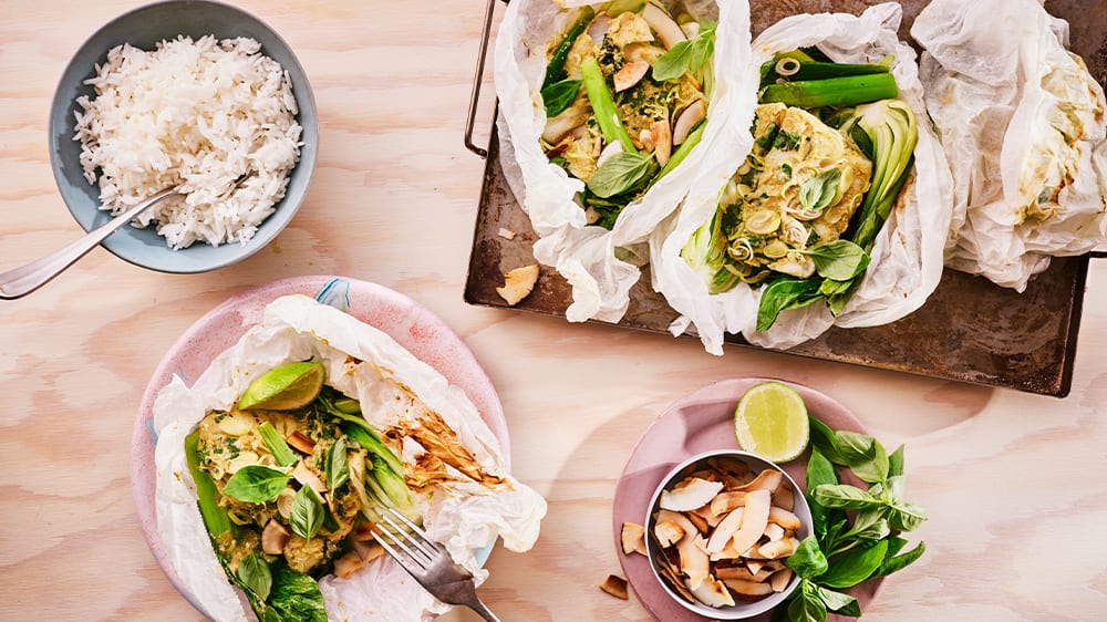 Grillad fisk i paket på grillen med grön curry och pak choi 