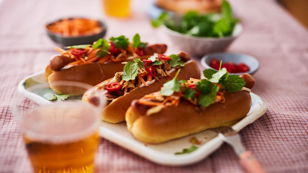 Grillad korv med banh mi-toppings  