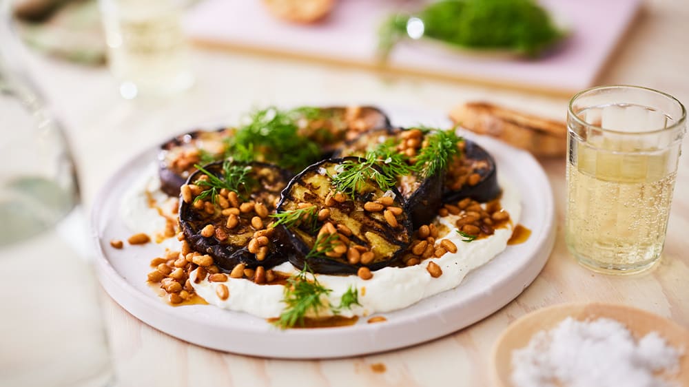 Grillad aubergine med yoghurt, chilismör och pinjenötter 