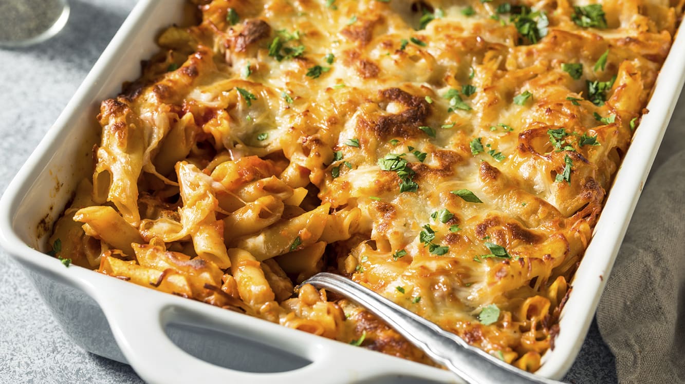 Pastagratäng med färs och krämigt täcke i en vit ugnsform.