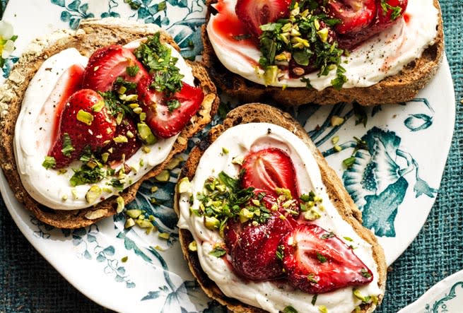 Surdegstoast med mascarpone, ugnsrostade jordgubbar, mynta & pistagenötter