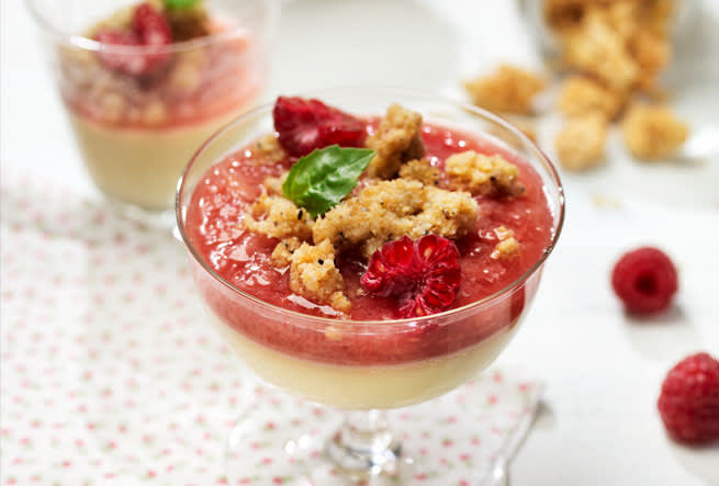 Rabarberkompott med vit chokladpannacotta