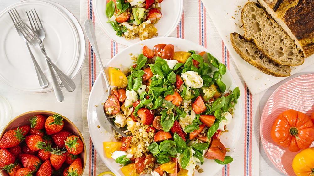 Sommarsallad med mozzarella och jordgubbar 