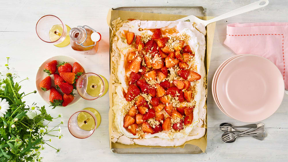 Marängtårta med marinerade jordgubbar 