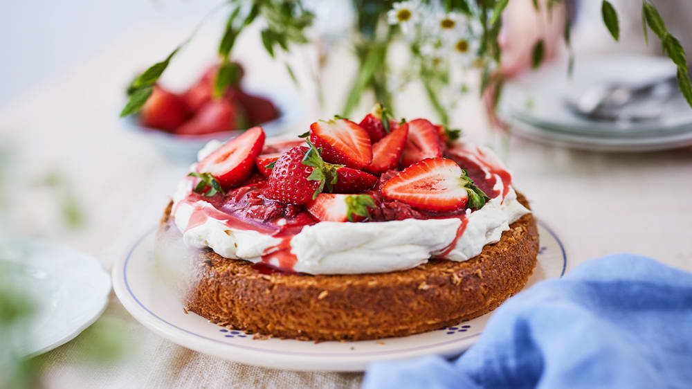 Kokoskaka med honungsrostade jordgubbar och vaniljfrosting 