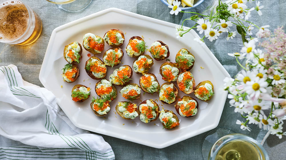 Snittar på rostad potatis, örtig färskostkräm och forellrom 