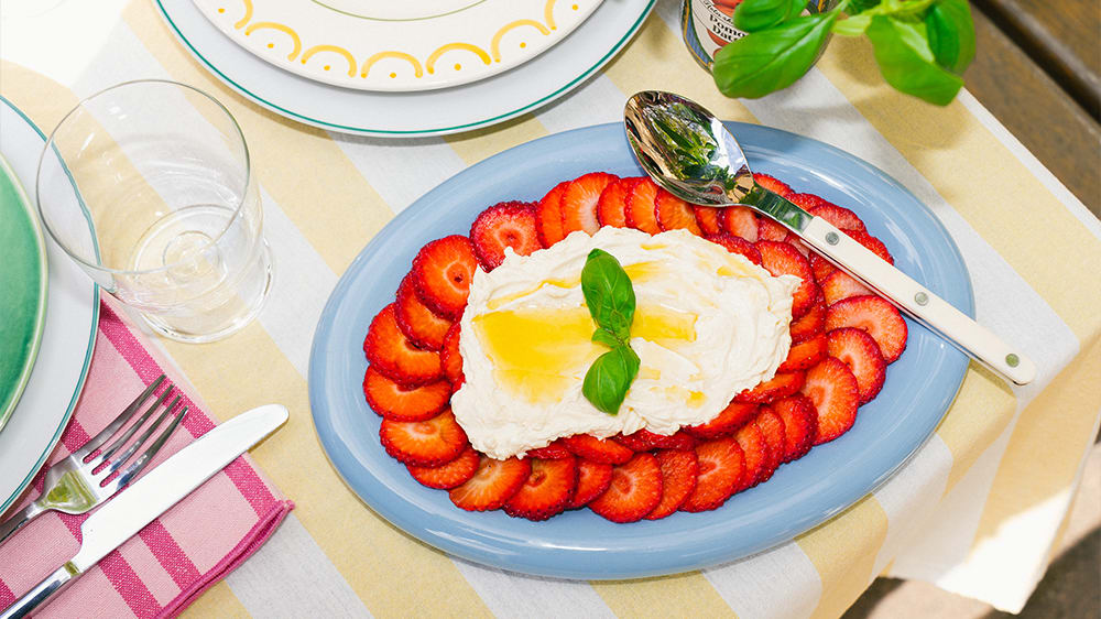 Vispad ricotta med jordgubbssallad