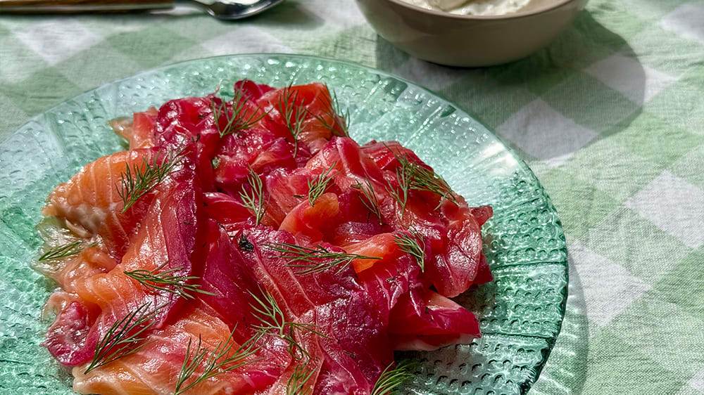 Rödbetsgravad lax med dill- och pepparrotssås