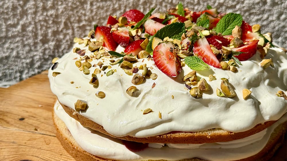 Midsommartårta med bär, maräng och pistaschnötter