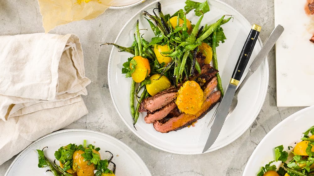 Flankstek Café de Paris med grillade bönor