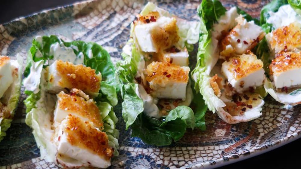 Fyra rätter – samma ingredienser: Friterade fetaostwraps med hot honey och citronkräm