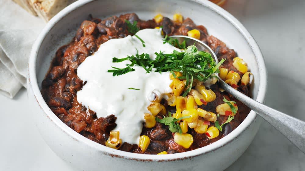 Bönchili med rostad majs & vitlöksyoghurt