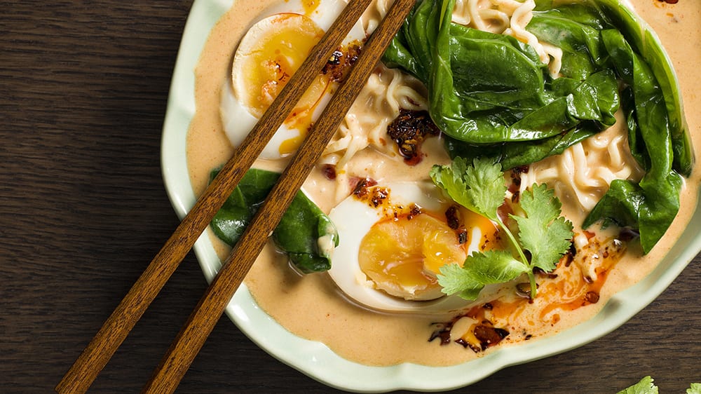 Krämig jordnötsramen med kokosmjölk