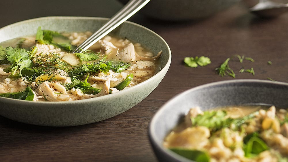 Värmande kycklingsoppa med ingefära och örter