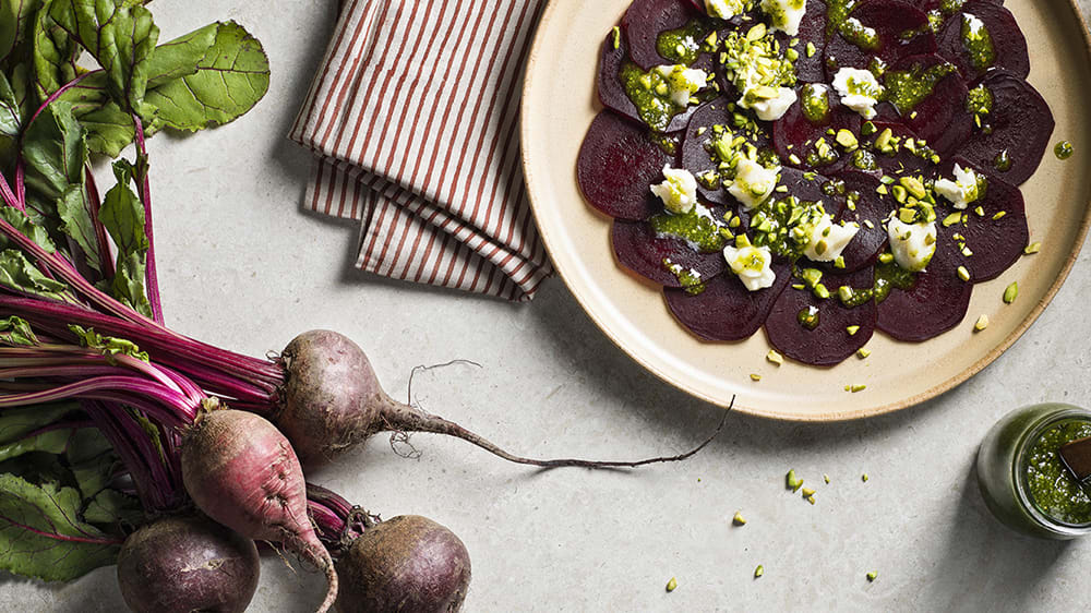 Rödbetscarpaccio med chèvre och pistagepesto