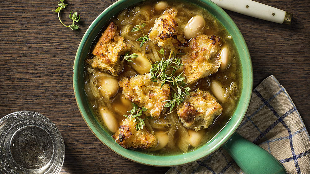 Fransk löksoppa med vita bönor och ostkrutonger