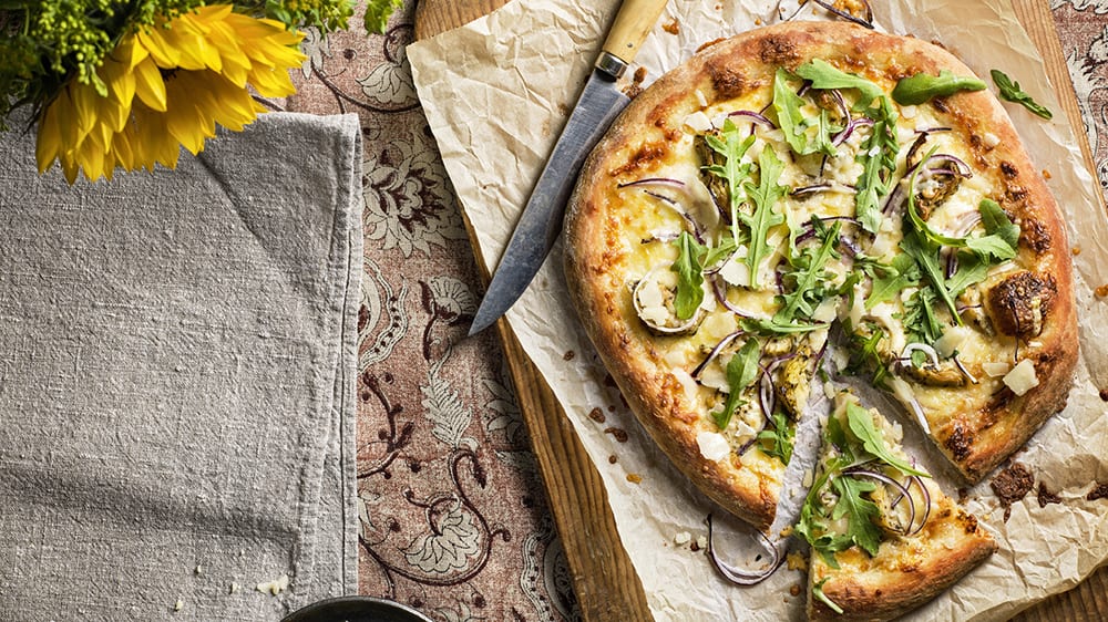 Pizza bianca med rödlök och marinerad kronärtskocka