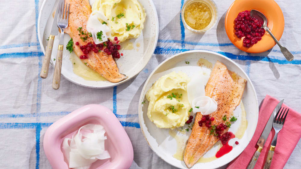 Klassisk röding med fluffigt mos, lingon och brynt smör