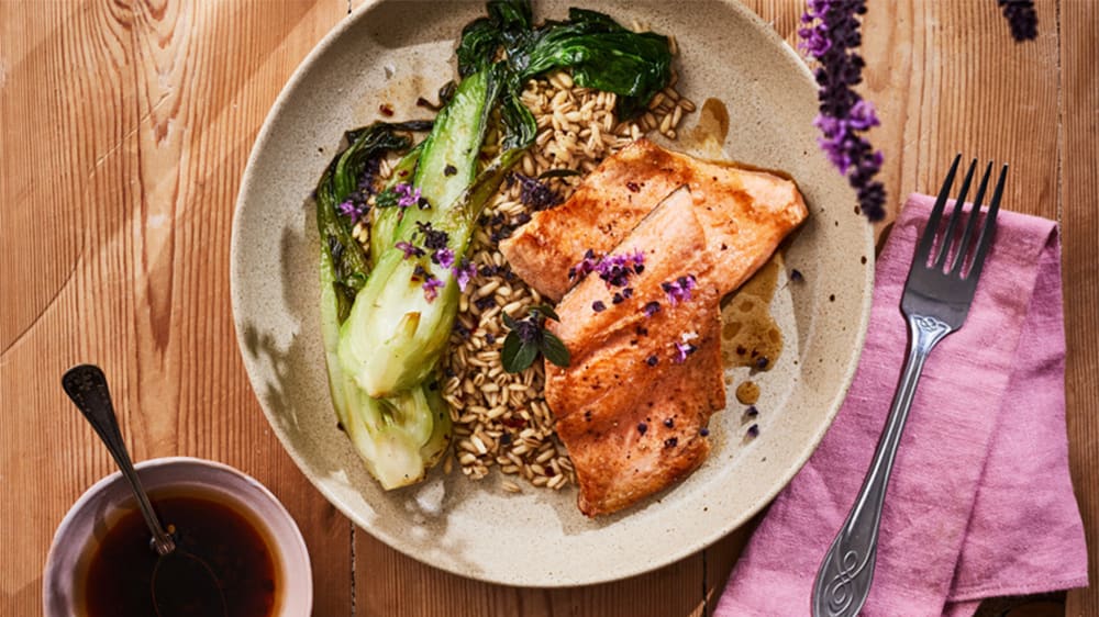 Asiatisk röding med wokad pak choi och sojadressing