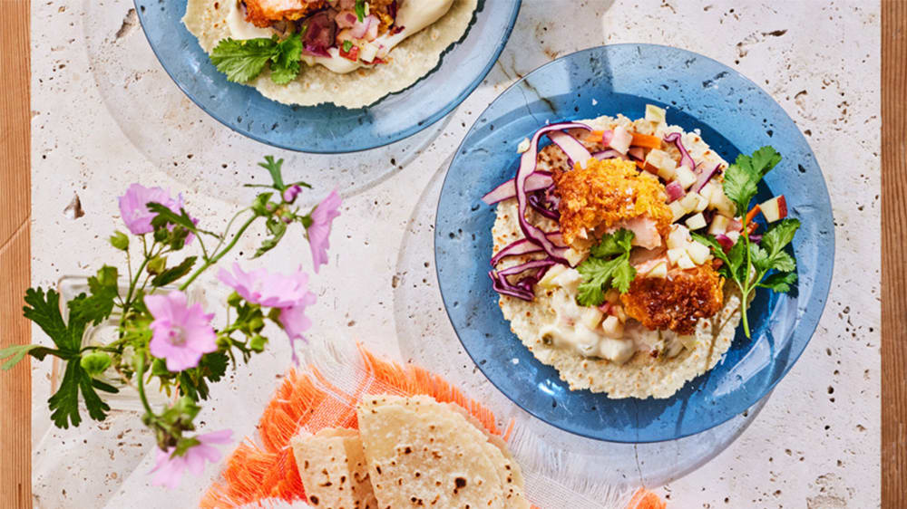 Fisktacos på regnbåge med äppelsalsa och jalapeñomajonnäs