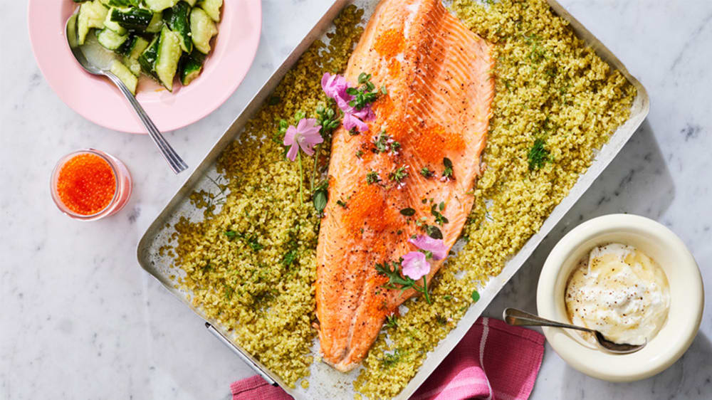 Ugnsbakad regnbåge med rostad dillbulgur och citronyoghurt