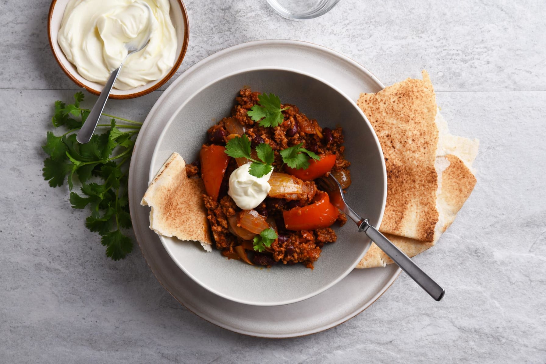 Chili con carne med orientaliskt bröd och koriander