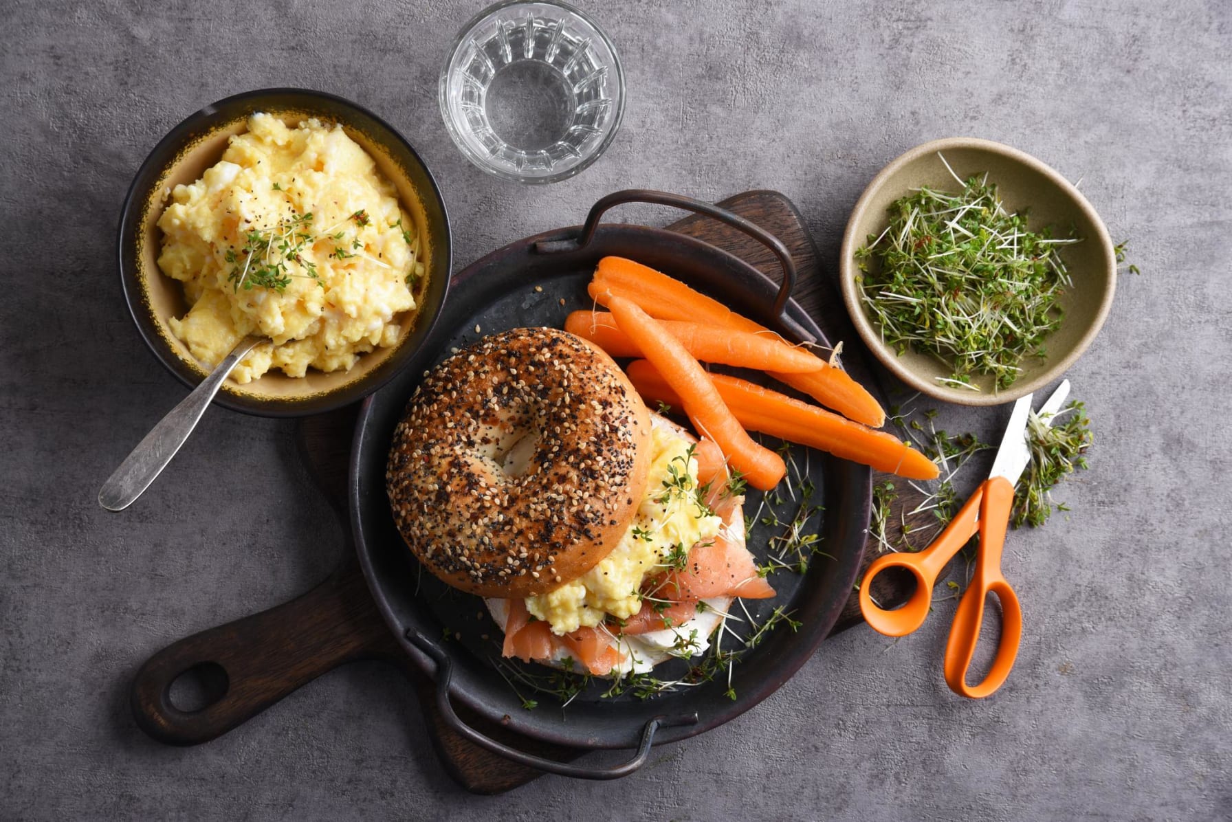 Lyxiga bagels med kallrökt lax och äggröra 