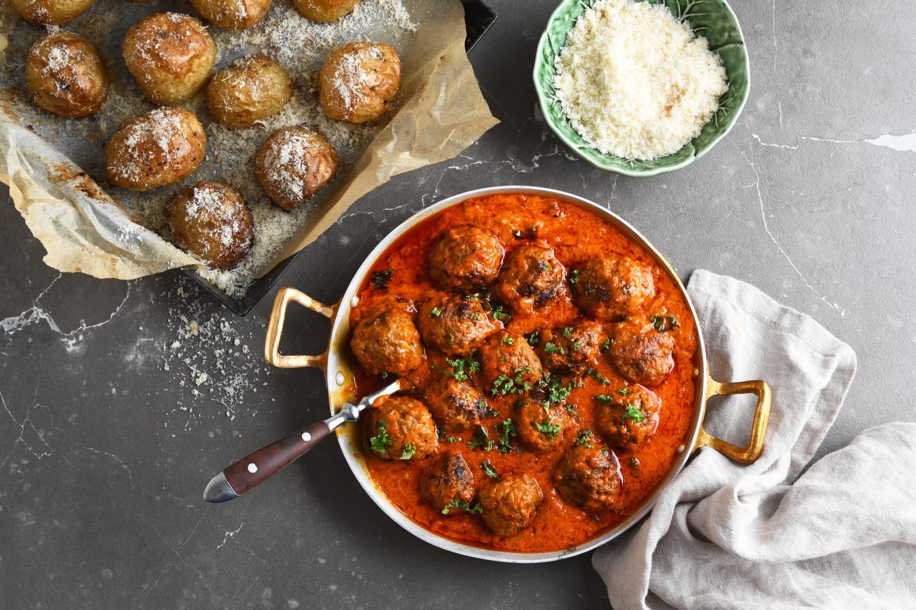 Spanska köttbullar i paprikasås med parmesanpotatis