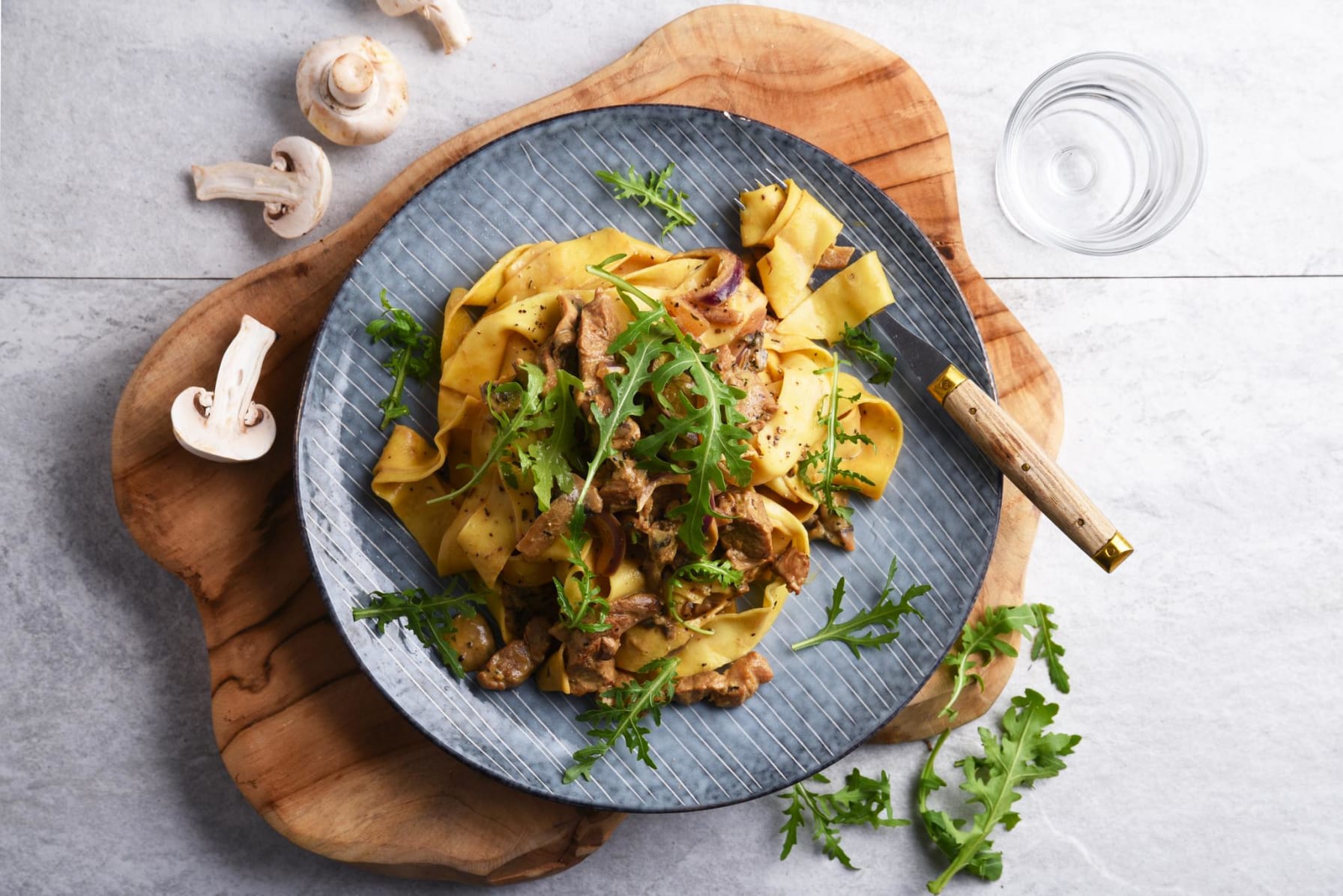 Pappardellepasta med fläskkarré och svamp i krämig dijonsås