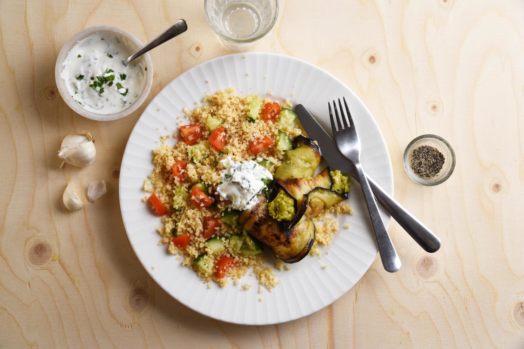 Auberginerullader med pesto och grynsallad