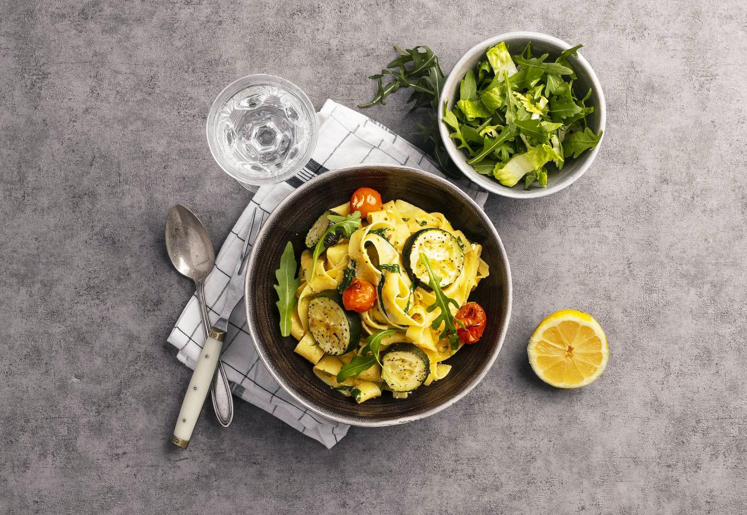 Färsk pasta med rostade grönsaker och fetaost