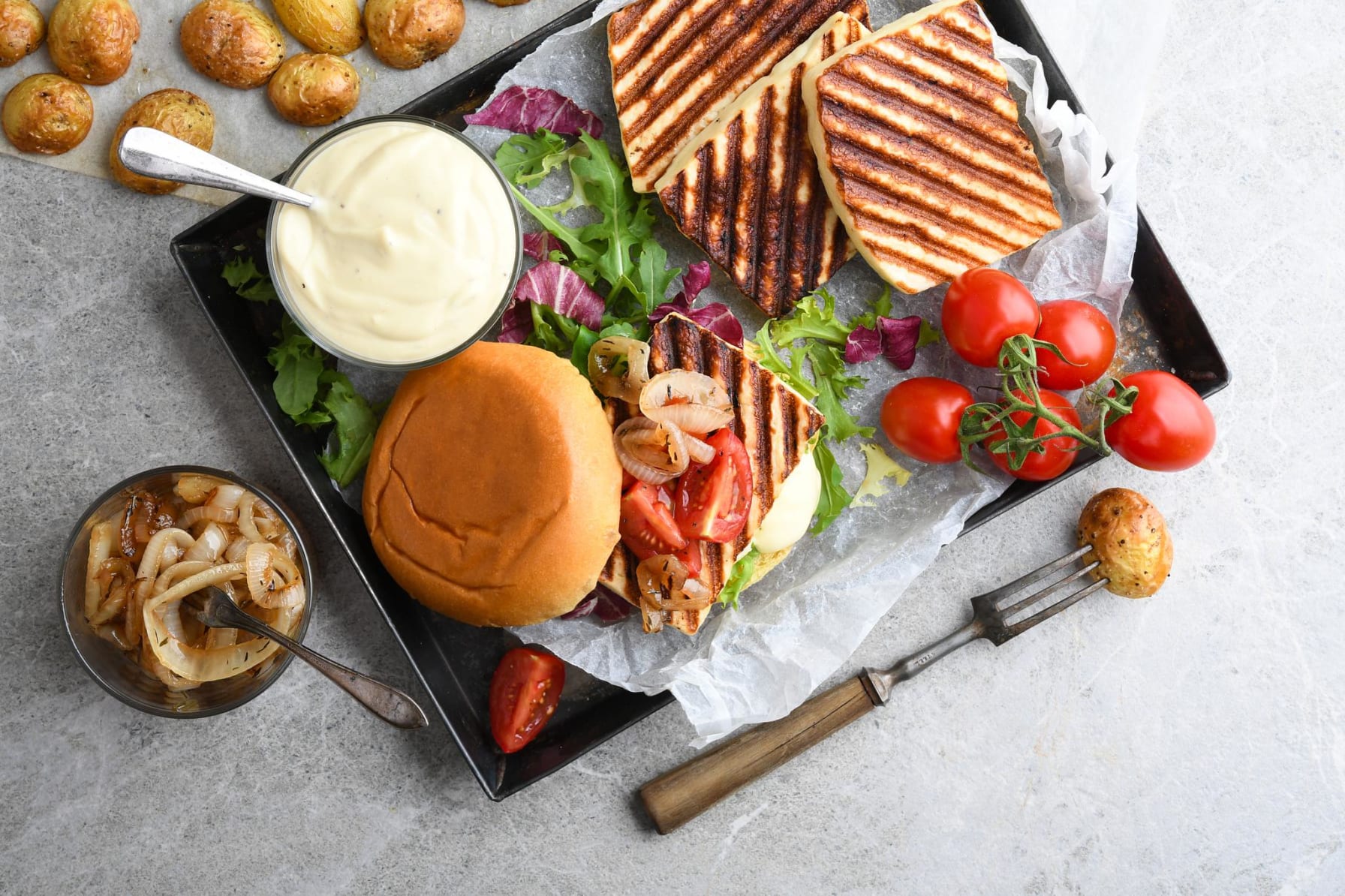 Grillostburgare, sötsyrlig lök, sallad & dijonnaise