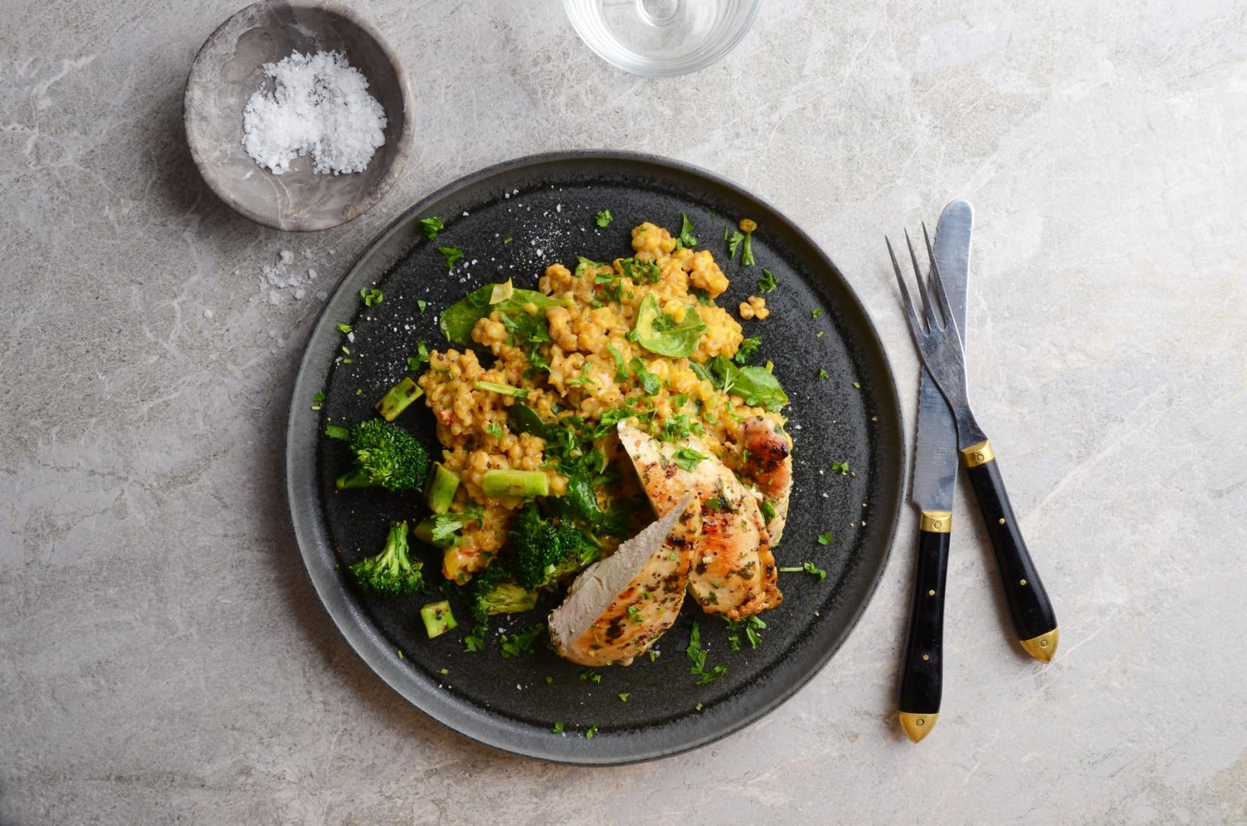 Kryddig matveteotto, broccoli och vitlöksbakad kyckling