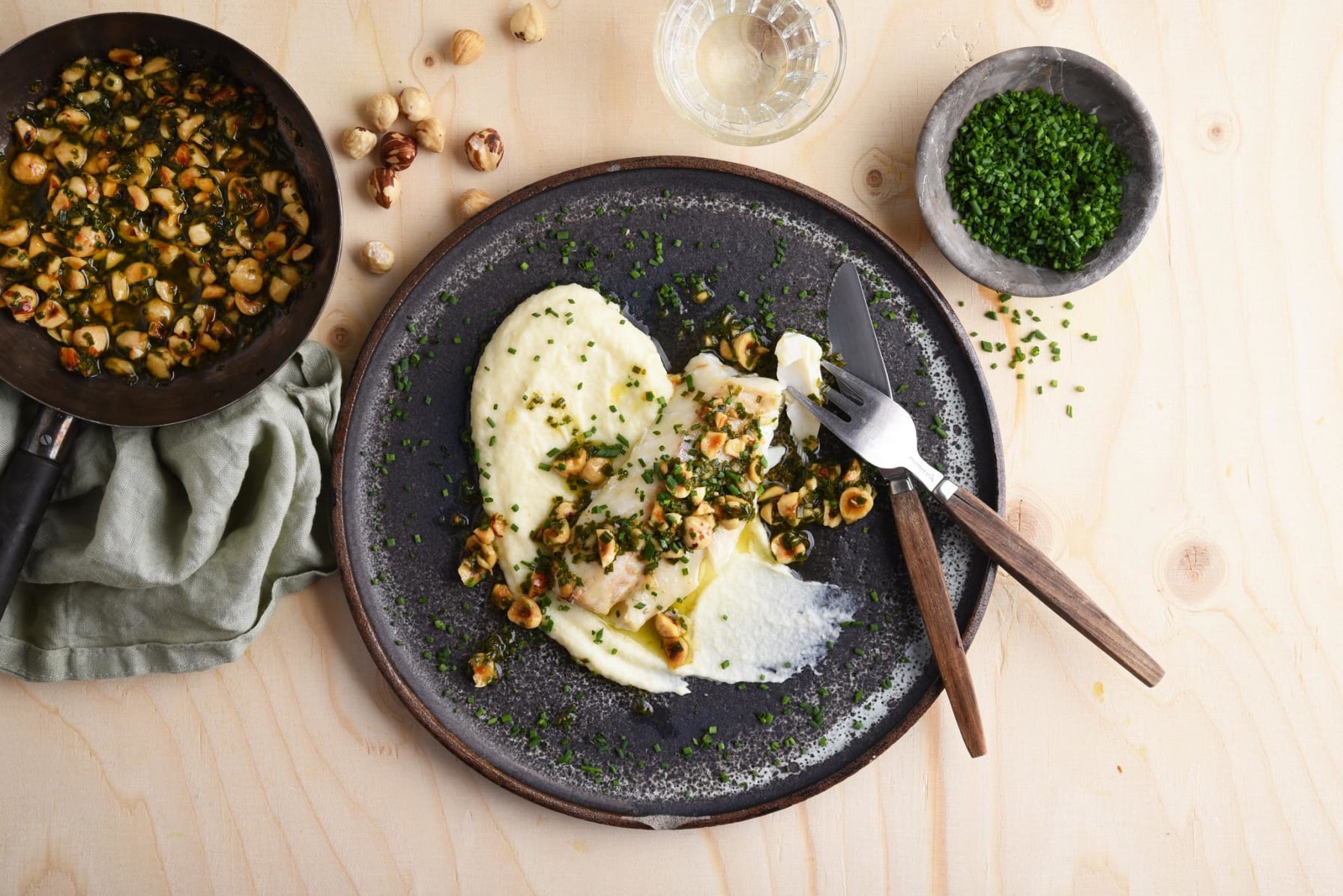Bakad torsk med hasselnöts-vinägrette och rotsellericrème