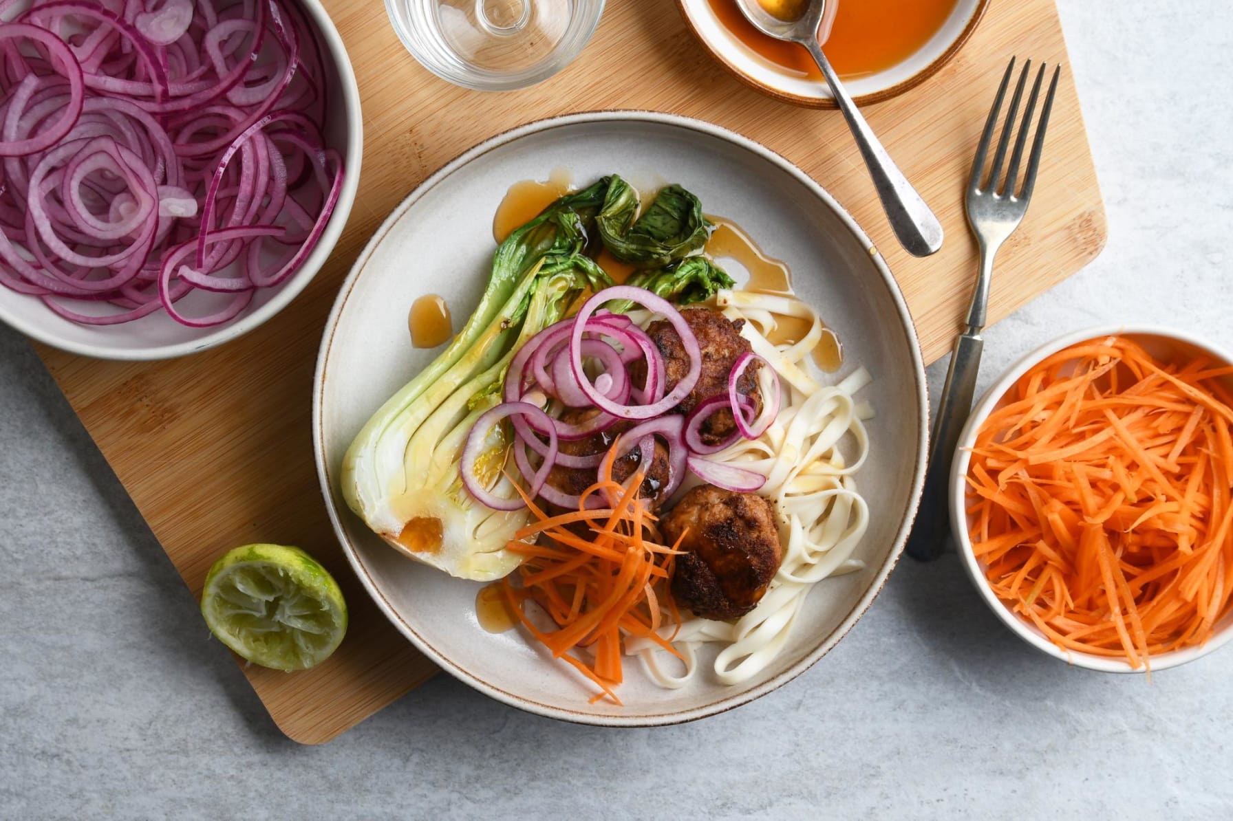 Asiatiska fiskbullar, teriyaki-pak choi och syrade morötter 