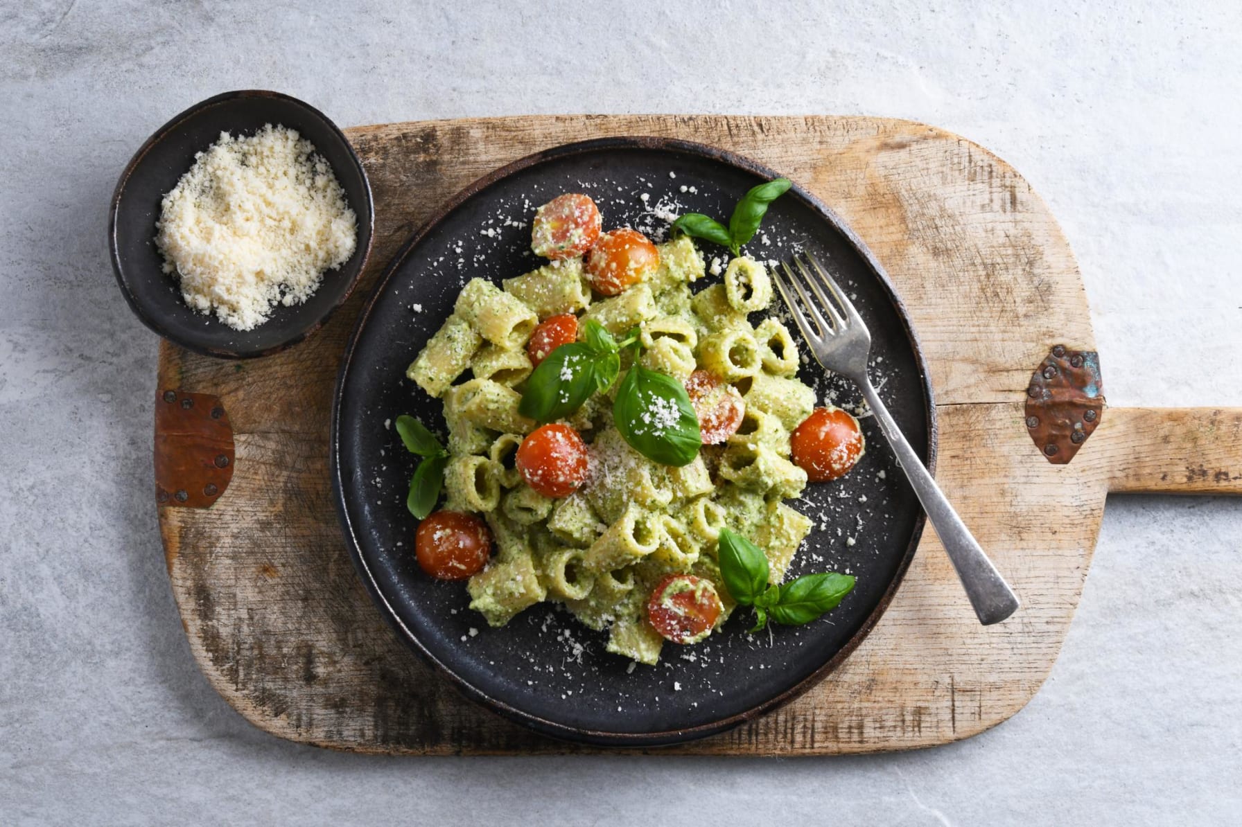 Pasta med broccolipesto och basilika
