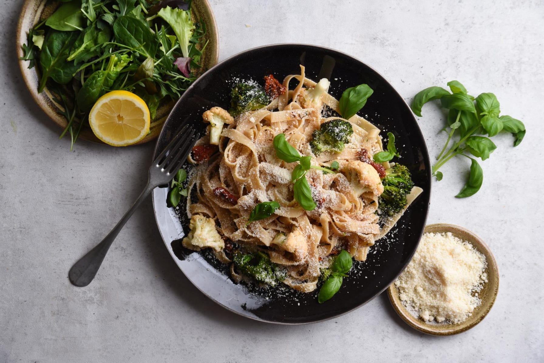 Pasta med broccoli och soltorkade tomater