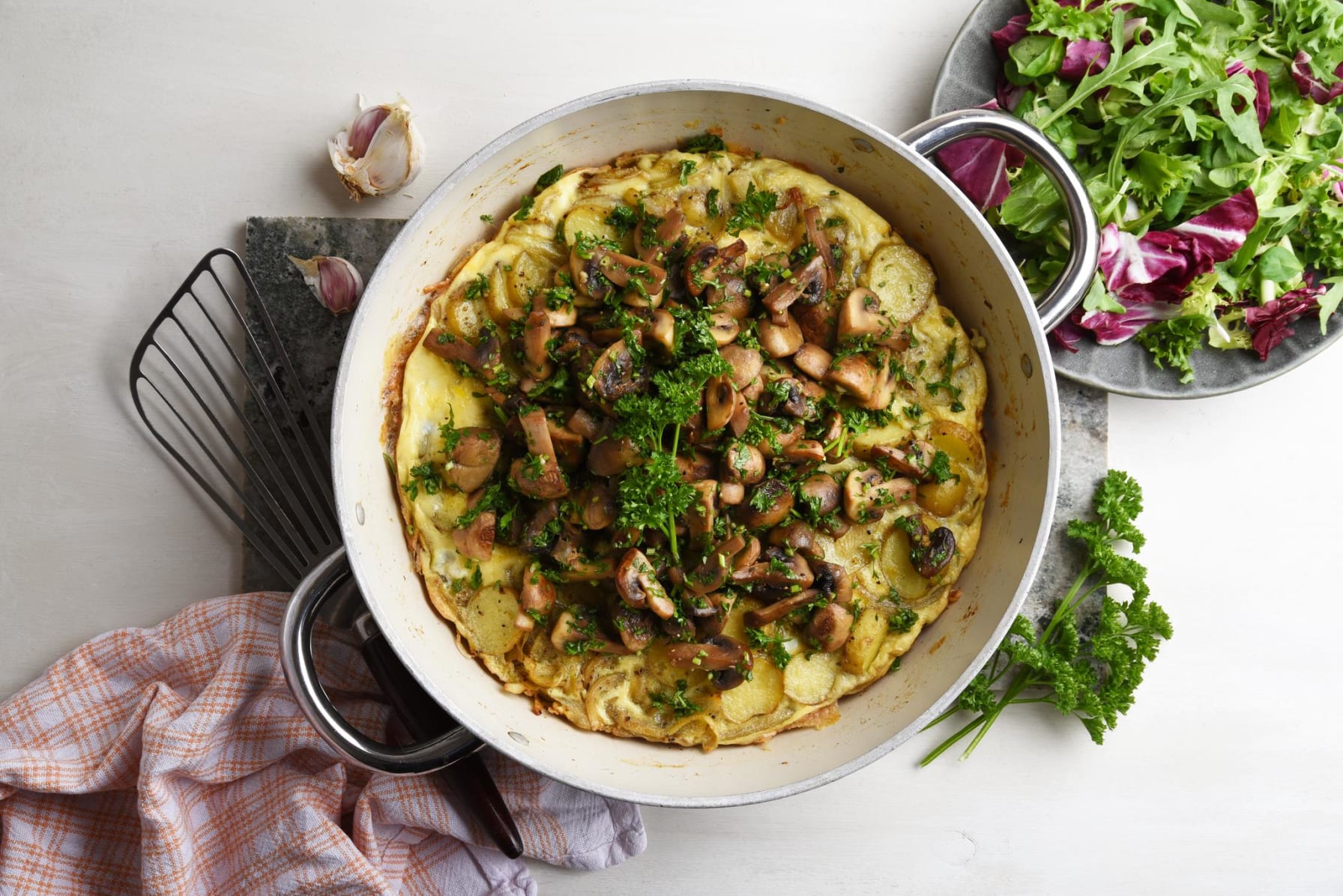 Kryddig tortilla "española" med stekt persiljesvamp