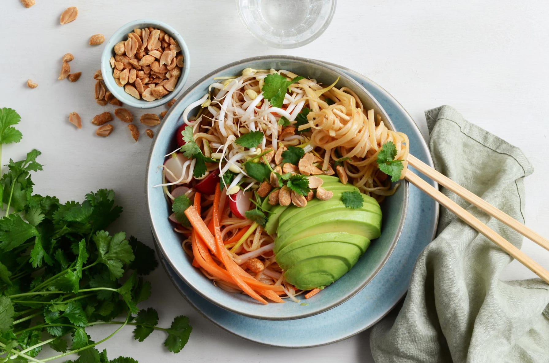 Asiatisk nudelsallad med avokado, koriander och jordnötter