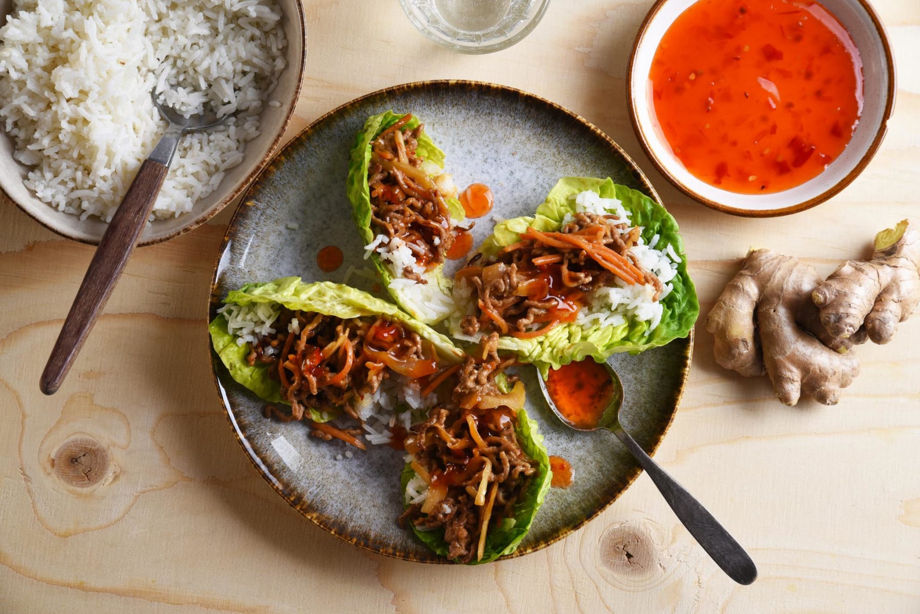 Asiatisk färspanna med sweet chili i salladsblad