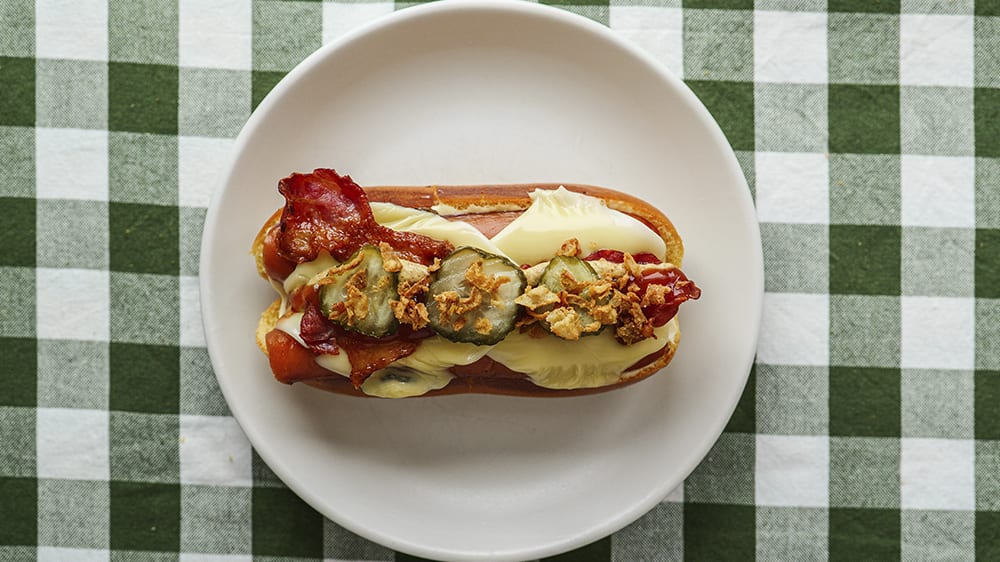 Snittad korv med bröd