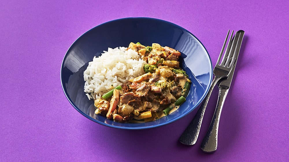 Kycklingkebabgryta med grönsaker, syltlök och krämig citronsås