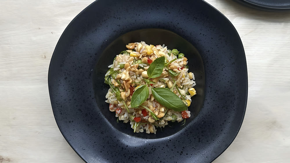 Fried rice med jordnötsdressing