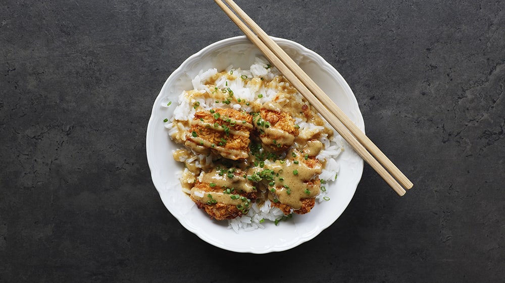 Popcorn chicken med ris och honey mustard