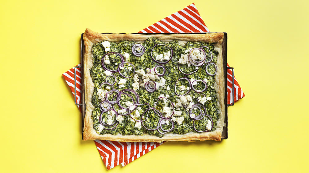 Snabb spenatpaj med salladsost och rödlök