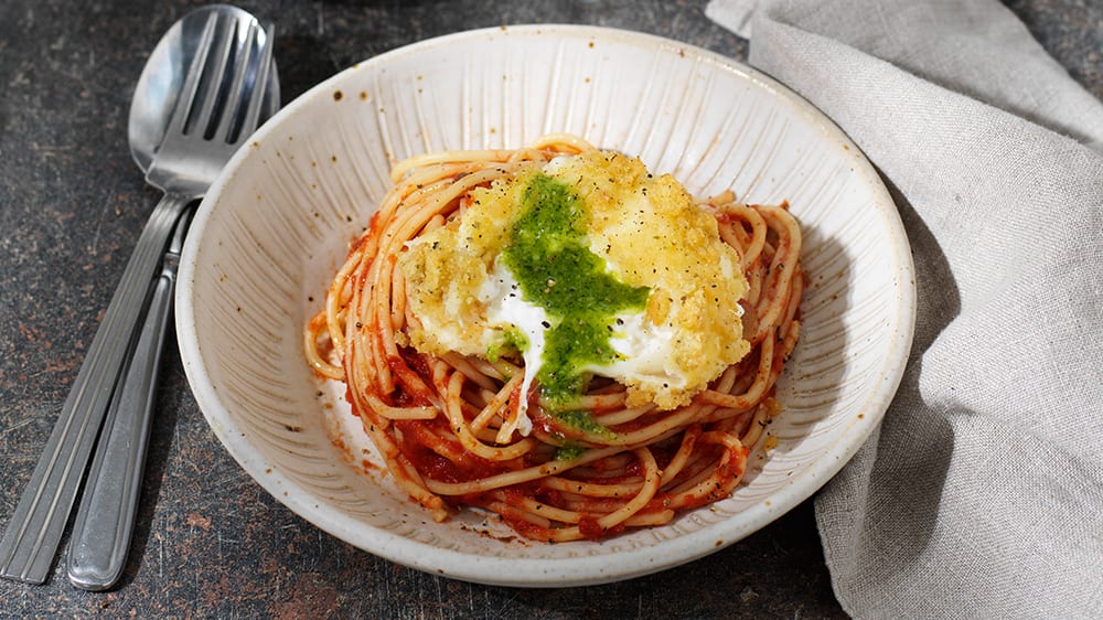 Friterad miniburrata med spaghetti, tomatsås och pesto