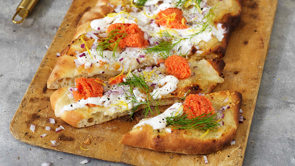 Pinsa med fluffig citronmascarpone, rom och rödlök